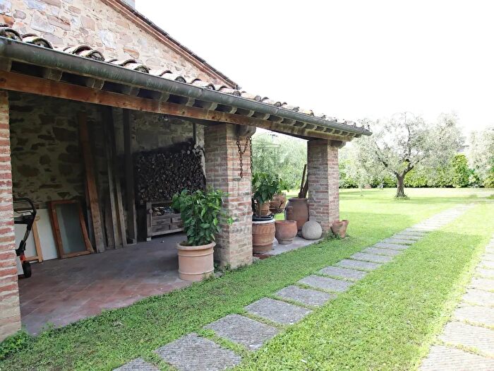 Casa con 13 locali in vendita in Via Romana, Lucca