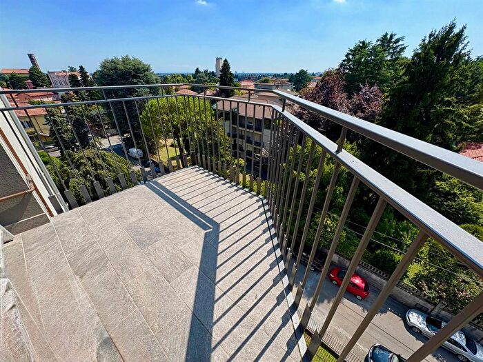 Appartamento trilocale in vendita in Via Nino Bixio, Carate Brianza