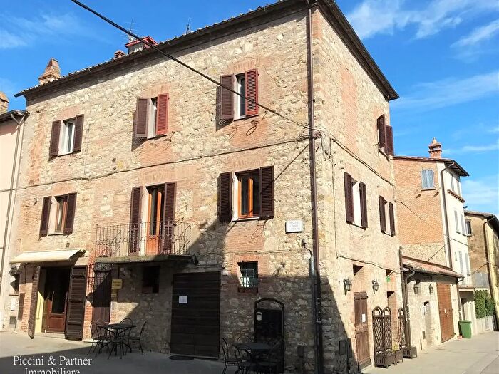 Appartamento quadrilocale in vendita in Piazza Cesare Caporali, Castiglione Del Lago