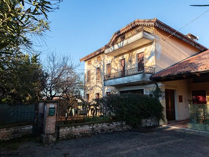 Casa con 13 locali in vendita in Via San Francesco, Montecchio Precalcino