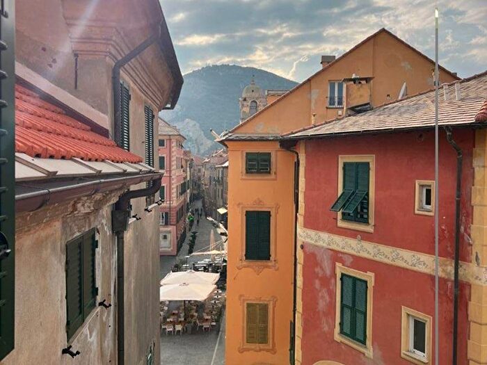 Appartamento trilocale in affitto in Via Anton Giulio Barrili, Centro, Finale Ligure