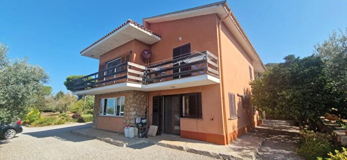 Casa con 14 locali in vendita in Orbetello