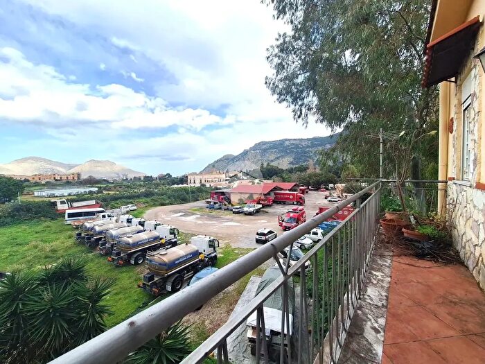 Appartamento trilocale in vendita in Via Ammiraglio Campioni, Palermo