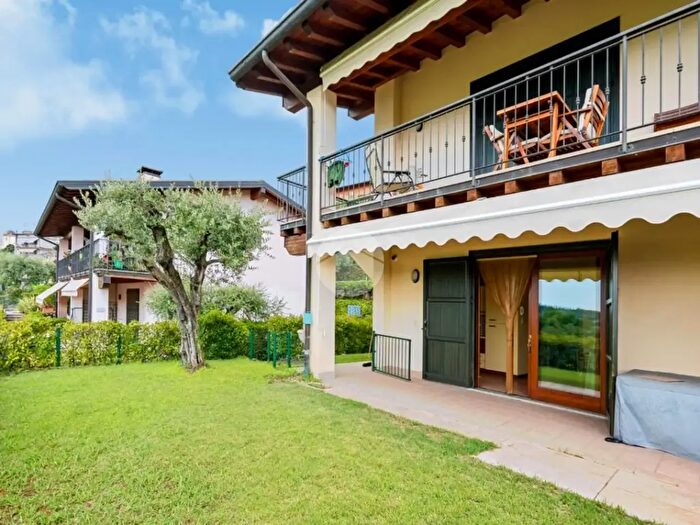 Appartamento trilocale in vendita in Via del Bobbio, Polpenazze