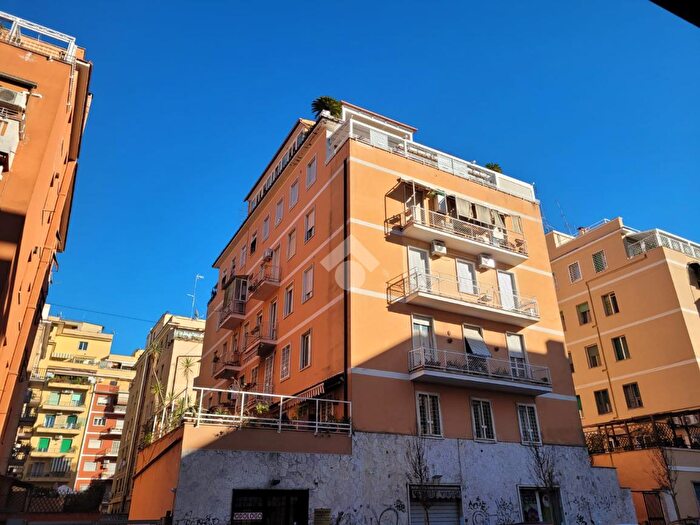 Appartamento trilocale in vendita in Via Acqui, Roma