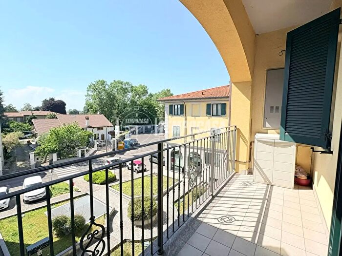 Appartamento trilocale in vendita in Via Roma, Lazzate