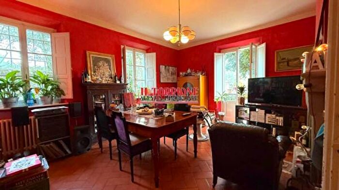 Casa con 6 locali in vendita in Via Marzo, Pescia