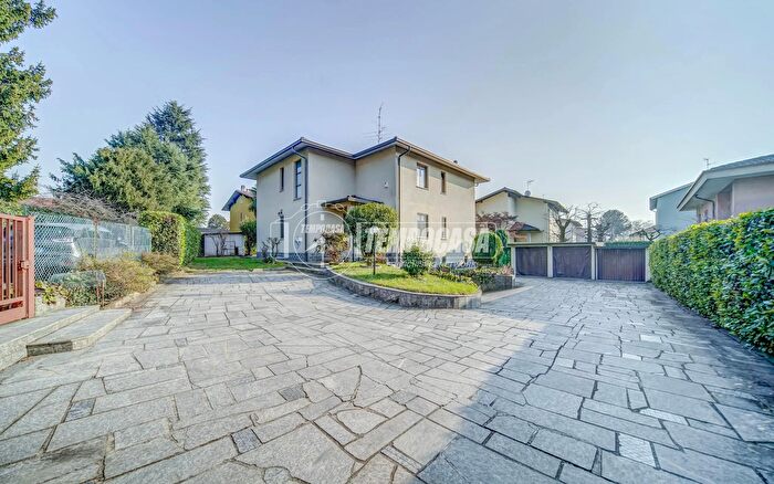 Casa con 6 locali in vendita in Via Giannino Barbieri, Gazzada Schianno