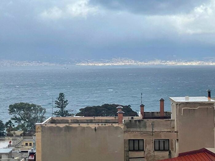 Appartamento trilocale in affitto in Via Bonaventura Palamolla, Centro Storico, Reggio Calabria