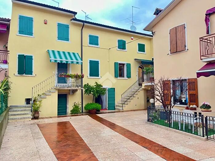 Appartamento trilocale in vendita in Via Verona, Bardolino