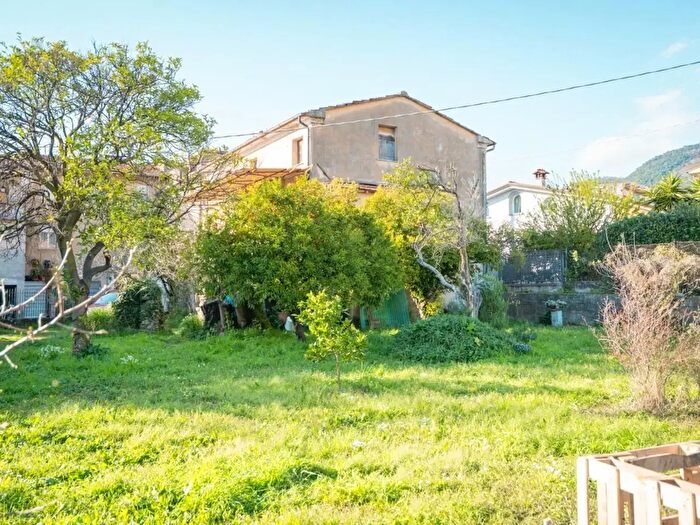 Casa con 10 locali in vendita in Massa