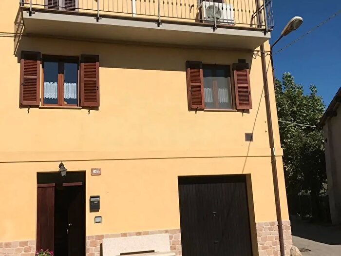 Casa con 7 locali in vendita in Cantia, Fabriano