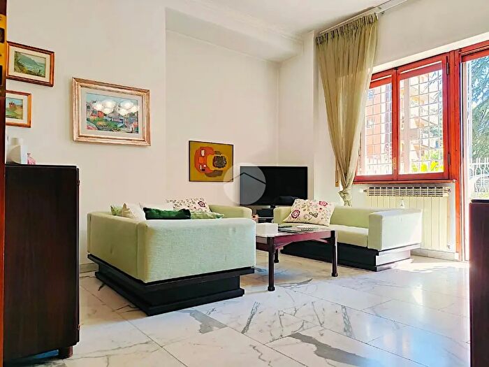 Appartamento trilocale in vendita in Via Domenico Comparetti, Roma