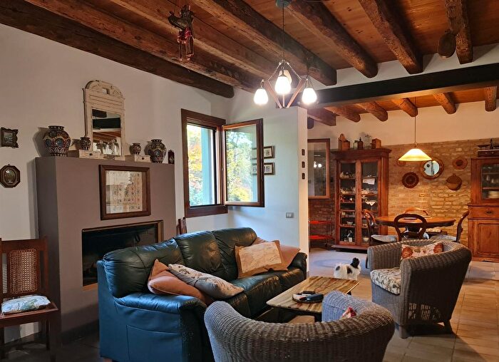 Casa con 7 locali in vendita in Lendinara