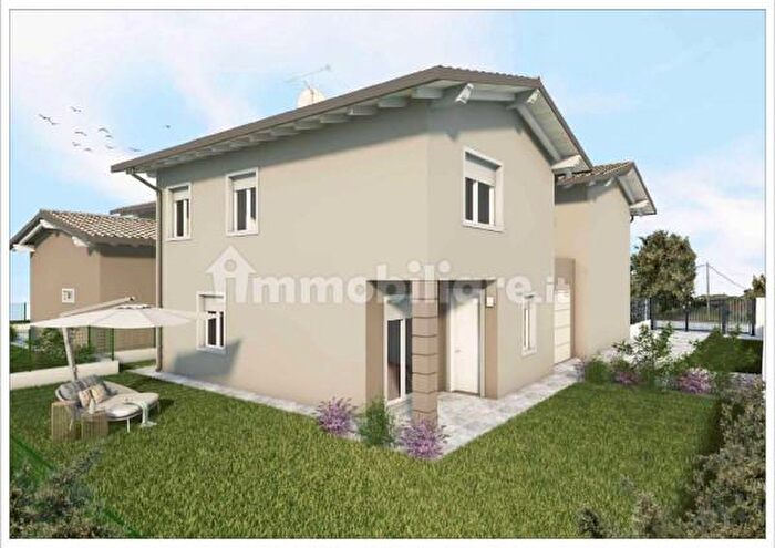 Casa quadrilocale in vendita in Via Monte Cervino, Lomazzo