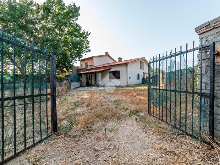 Casa bilocale in vendita in Strada Ortana, Vitorchiano
