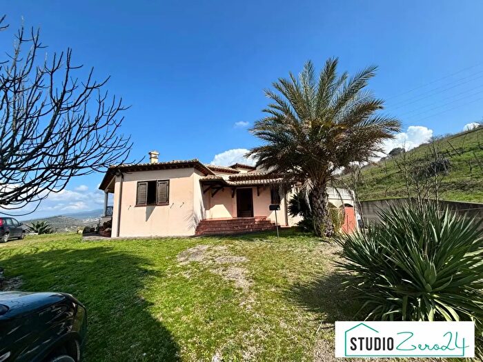 Casa con 5 locali in vendita in Alviano
