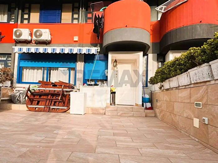 Appartamento con 6 locali in vendita in Via Nicola Nicolini, Napoli