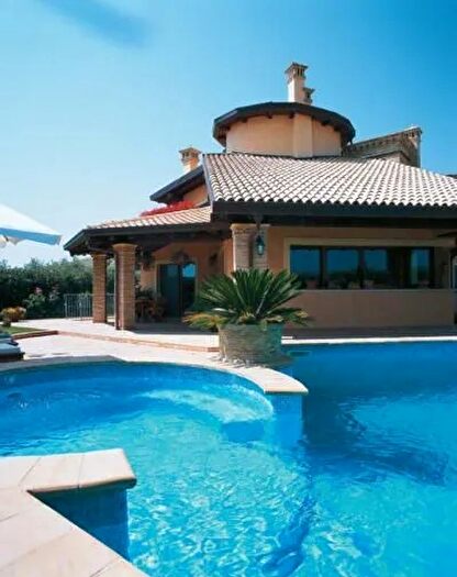 Casa con 15 locali in vendita in Pineto