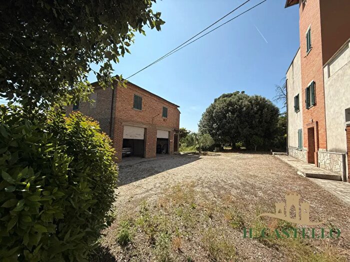 Casa con 9 locali in vendita in Via Nazionale, Castiglione Del Lago