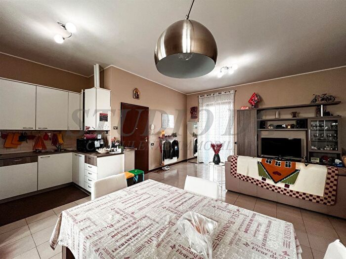 Appartamento trilocale in vendita in Via Modena, Seveso