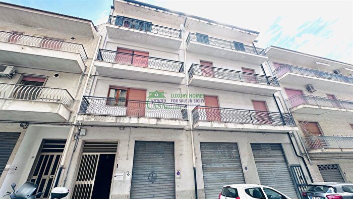 Appartamento con 9 locali in vendita in Via Gaspare Spontini, Ragusa