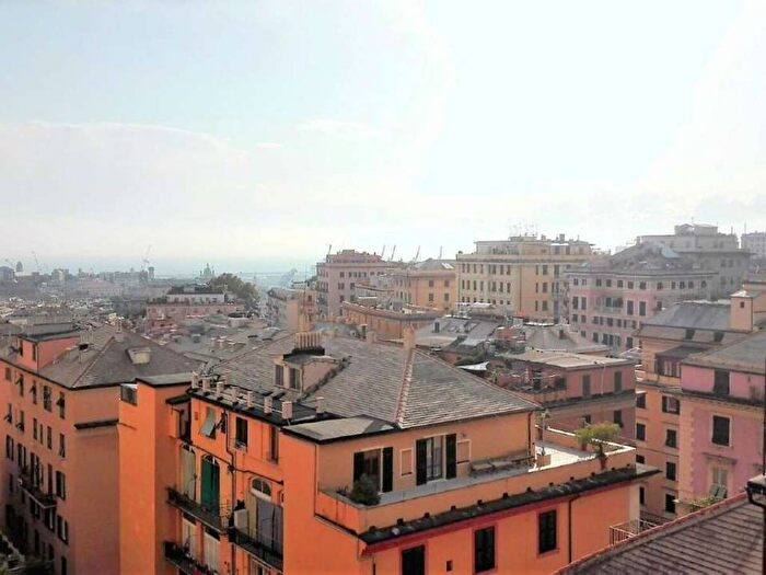 Appartamento trilocale in affitto in Via Palestro, Castelletto, Genova