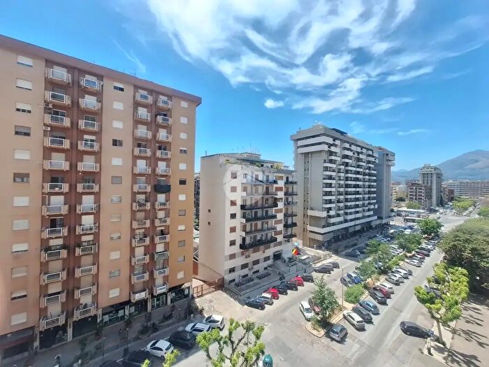 Appartamento con 5 locali in vendita in Viale Emilia, Palermo