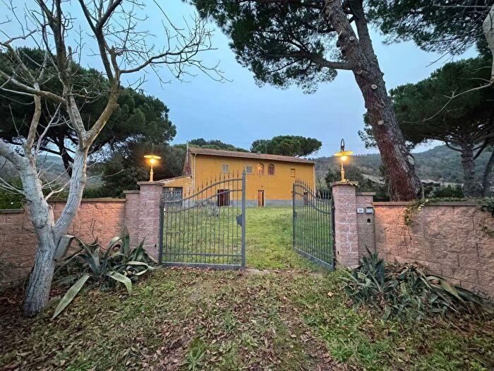 Casa con 14 locali in vendita in Riparbella