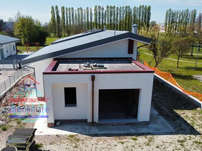 Casa con 5 locali in vendita in Monsignor Vincenzo Gandolfi Snc, Castello DArgile