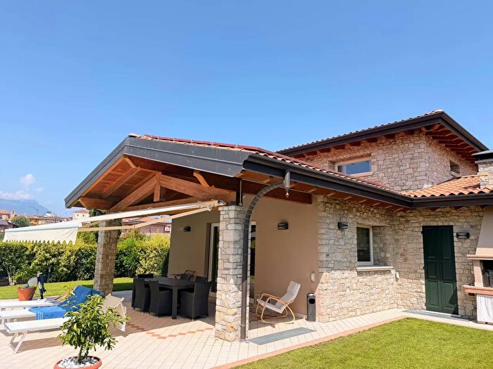 Casa con 6 locali in vendita in Manerba Del Garda