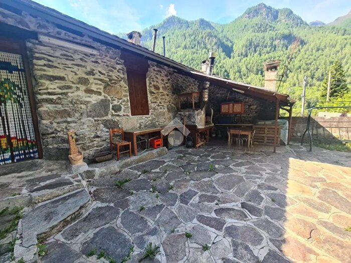 Casa con 6 locali in vendita in Frazione Bonzo Via Alpi, Groscavallo