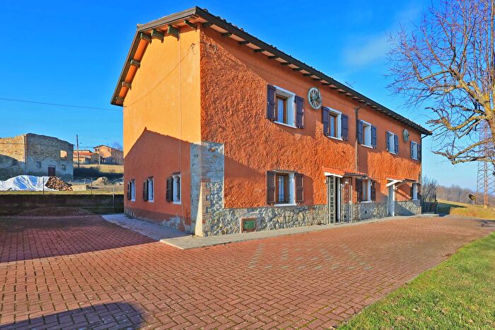 Casa con 14 locali in vendita in Canossa