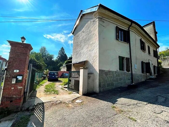Casa con 6 locali in vendita in Incisa Scapaccino