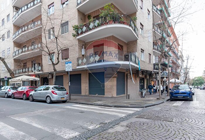 Appartamento con 5 locali in vendita in Via Raffaele Morghen, Napoli