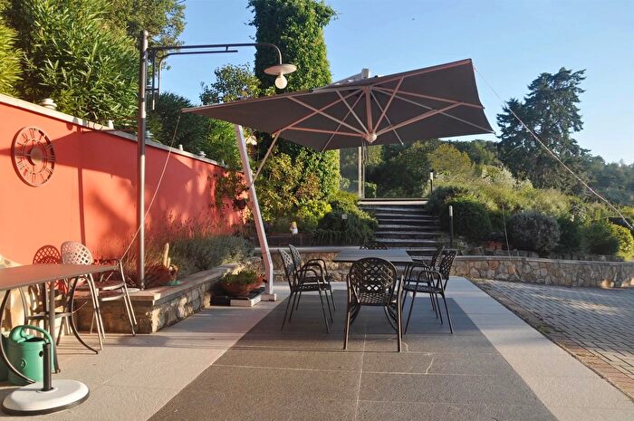 Casa con 10 locali in vendita in Riparbella