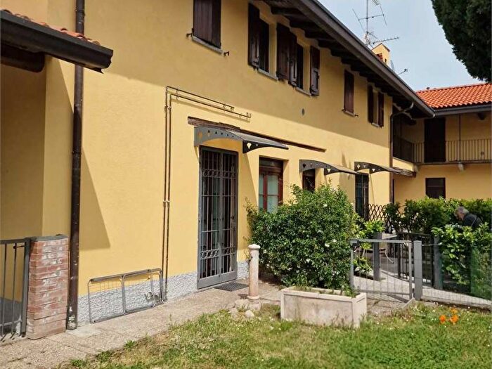 Appartamento bilocale in affitto in via Caio Plinio, Centro, Lurate Caccivio