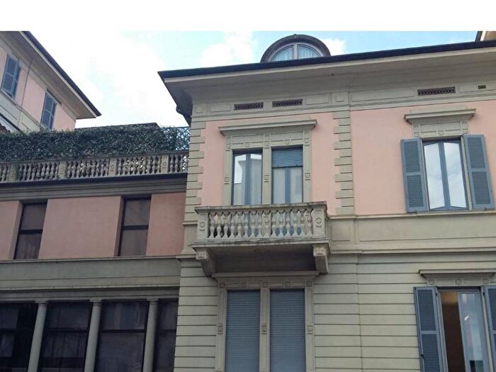 Appartamento trilocale in affitto in Viale Padre Gian Battista Aguggiari, Centro, Varese