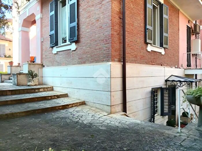 Appartamento trilocale in vendita in Via Monginevra, Roma