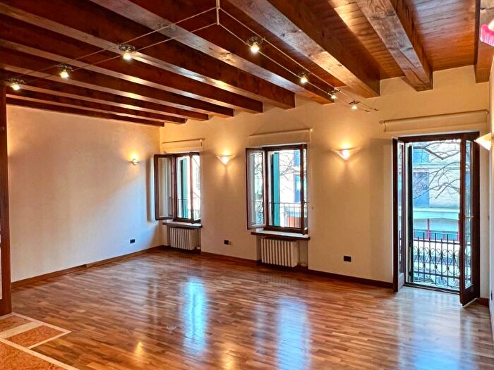 Appartamento trilocale in affitto in Via della Valverde, Valverde, Verona