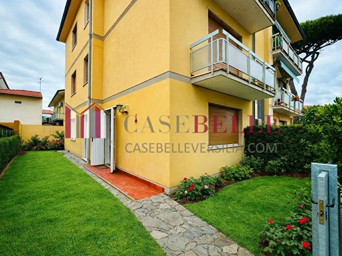 Appartamento con 5 locali in vendita in Camaiore