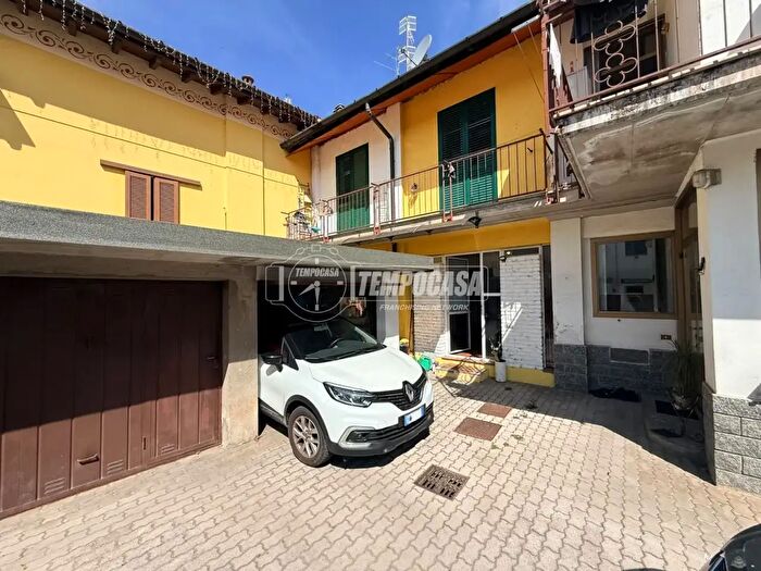 Casa quadrilocale in vendita in Piazza Vittorio Veneto, Solbiate con Cagno