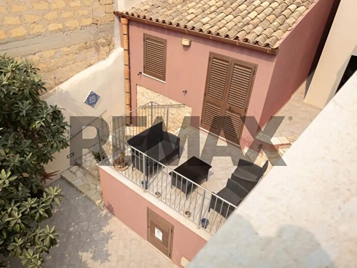 Casa con 7 locali in vendita in Via Sicilia, Valderice