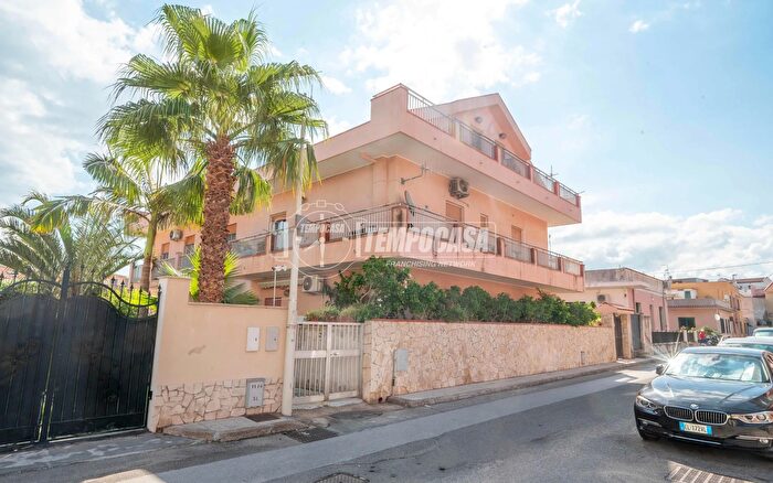 Appartamento trilocale in vendita in Via III Palazzo Torre Faro, Messina