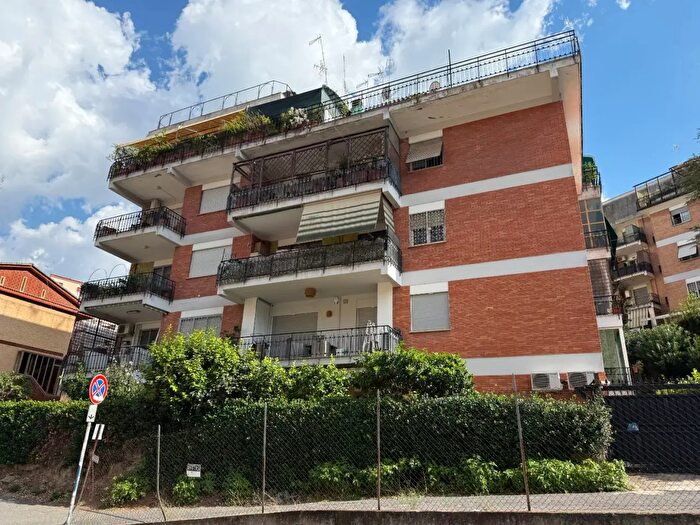 Appartamento quadrilocale in vendita in Via Lucio II, Roma