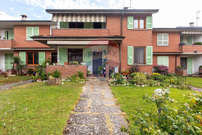 Casa con 8 locali in vendita in Via Venticinque Aprile, Carpaneto Piacentino