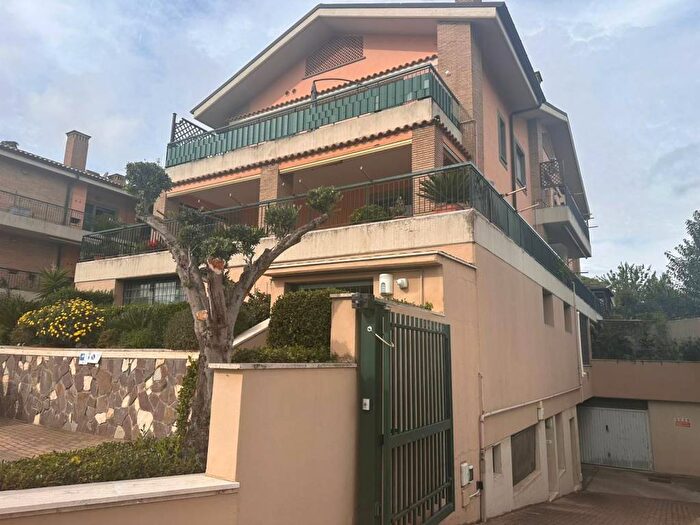 Appartamento trilocale in affitto in Via Anagnina, Morena, Roma