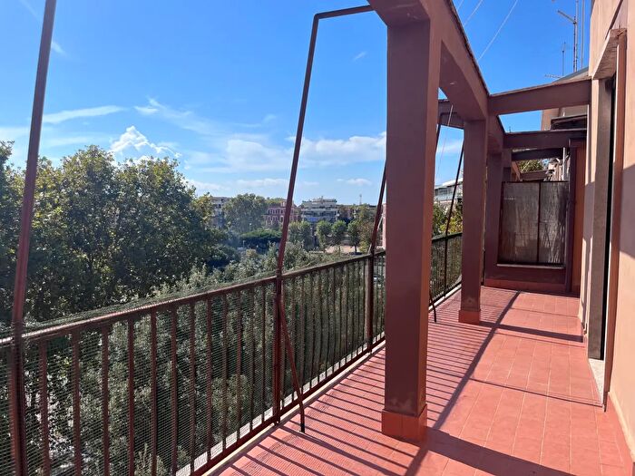 Appartamento trilocale in vendita in Via dei Galeoni, Roma