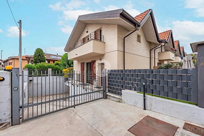 Casa trilocale in vendita in Via S Carlo, Origgio