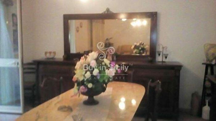 Casa con 6 locali in vendita in Via Orlando, Camporeale